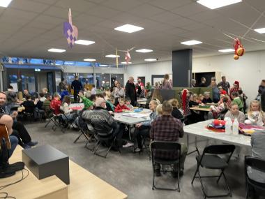 Billede af elever, forældre og medarbejdere til juleklippedagen