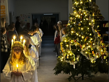 Elever går Lucia-optog